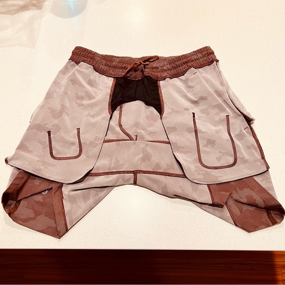 Lululemon Pace Breaker Linerless Camo Brown Short 7'' - Size M - Picture 7 of 11